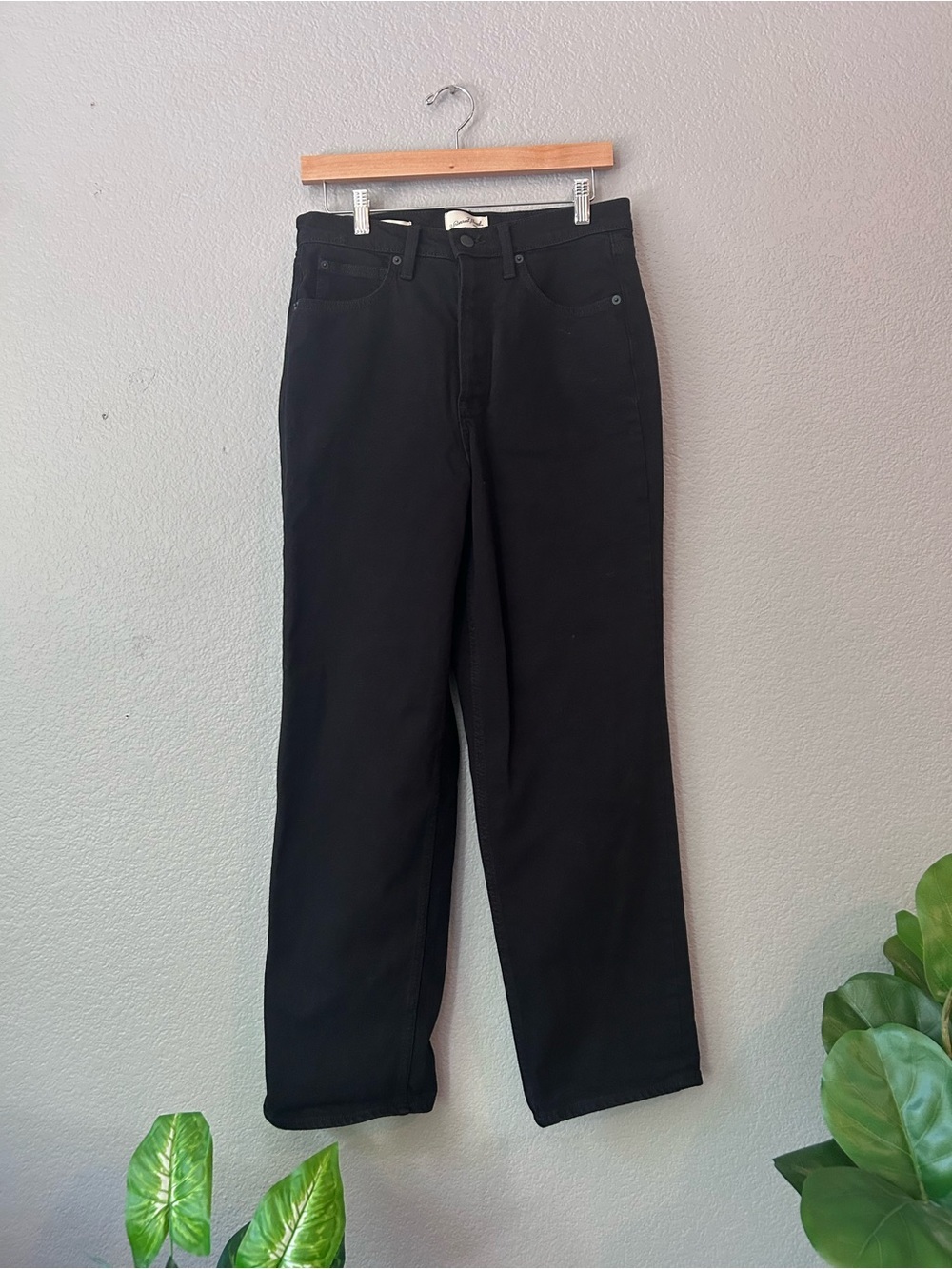 Universal Thread Women’s Black Straight Jeans